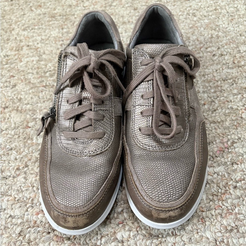 Aravon Womens Pc Tie Metallic Fashion Sneaker Size 7 - Picture 2 of 8